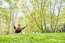 Жінка балансує на руках в положенні йоги — стокове фото