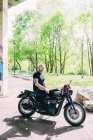 Портрет взрослого мотоциклиста, сидящего на мотоцикле — стоковое фото