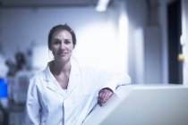 Portrait de femme scientifique en laboratoire — Photo de stock
