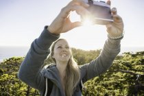 Жіночий мандрівного беручи selfie в прибережних лісів, Тихоокеанського обода Національний парк, острова Ванкувер, Британська Колумбія, Канада — стокове фото