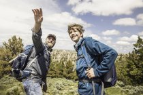Padre e figlio adolescente indicando al paesaggio in viaggio escursionistico, Cody, Wyoming, Stati Uniti — Foto stock
