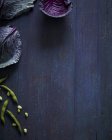 Натюрморт с капустой и зеленой фасолью — стоковое фото
