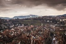 Vue surélevée des toits des bâtiments de la ville de Berne, Suisse — Photo de stock
