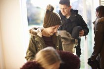 Family arriving at house together during cold weather — Stock Photo