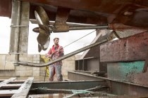 Schiffsmaler reinigt Schiffsrumpf und Schiffsschraube mit Hochdruckreiniger — Stockfoto