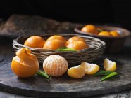 Mandarines sans graines biologiques fraîches avec des feuilles — Photo de stock