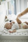 Madri che controllano la scioltezza del pannolino per bambini — Foto stock