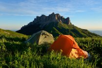 Paesaggio con due tende, Parco Naturale Bolshoy Thach, Montagne Caucasiche, Repubblica di Adygea, Russia — Foto stock