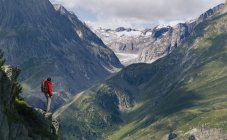 Einsamer männlicher Bergsteiger mit Blick vom Grat, Aletschgletscher, Kanton Wallis, Schweiz — Stockfoto