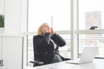 Stressato maturo donna d'affari a ufficio scrivania — Foto stock