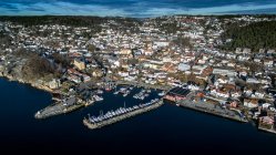 Porto com barcos e edifícios ancorados, Drobak, Noruega — Fotografia de Stock