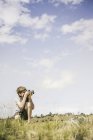 Junger Mann hockt, um Landschaft, Bridger, Montana, USA zu fotografieren — Stockfoto