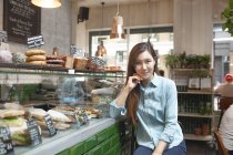 Retrato de mulher adulta média no café — Fotografia de Stock