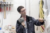 Каменщик, использующий стамеску и молоток для создания скульптуры — стоковое фото