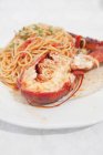 Porção de espaguete de lagosta servida na placa — Fotografia de Stock