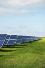 Сонячні батареї на траві під Синє небо — стокове фото