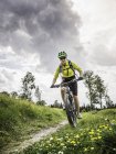 Mountainbikerin, augsburg, bayern, deutschland — Stockfoto