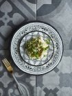 Порция семян, риса и ризотто на тарелке — стоковое фото