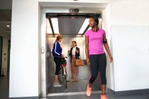 Женщины-коллеги берут офисный лифт — стоковое фото