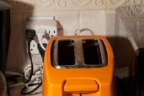 Nahaufnahme von orangefarbenem Toaster auf dem Tisch — Stockfoto