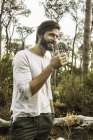 Hombre tomando café en el bosque, Deer Park, Cape Town (Ciudad del Cabo), Sudáfrica - foto de stock