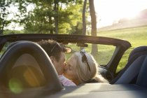 Couple mature embrasser dans la voiture convertible — Photo de stock