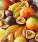 Pile of mangoes and passion fruit, sliced and whole — Stock Photo