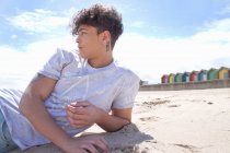 Портрет молодого чоловіка, що лежить на пляжі — стокове фото