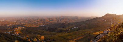 Panoramablick auf Hügellandschaft bei Sonnenuntergang — Stockfoto