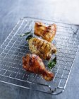 Gamba di pollo alla griglia, coscia e ala, foglie di alloro — Foto stock