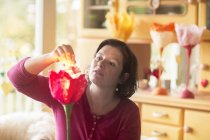 Mulher fazendo lâmpada de papel em casa — Fotografia de Stock