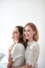 Vista lateral retrato de duas belas mulheres jovens — Fotografia de Stock