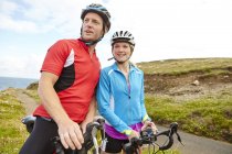 Cyclists enjoying view on country road — Stock Photo