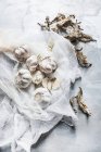 Nature morte con aglio e foglie secche — Foto stock