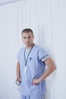 Retrato de médico masculino confiante na enfermaria hospitalar — Fotografia de Stock