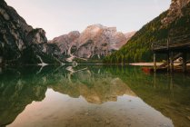 Lago di Braies, Dolomite Alps, Val di Braies, Tirol do Sul, Itália — Fotografia de Stock