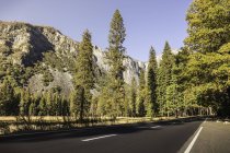 Autostrada attraverso il Parco Nazionale dello Yosemite, California, USA — Foto stock