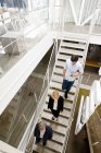 Vista de alto ângulo de pessoas de negócios descendo escadas — Fotografia de Stock