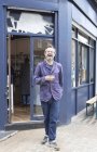 Портрет власника чоловічого кафе сміється і п'є еспресо на вулиці — стокове фото