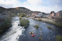 Vue en angle élevé de deux kayakistes au bord des rapides de la rivière Dee, Llangollen, Pays de Galles du Nord — Photo de stock