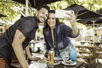 Casal no café da calçada tomando selfie — Fotografia de Stock