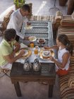 Официант, подающий завтрак молодой паре, Марракеш, Марокко — стоковое фото