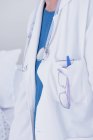 Fotografía recortada de una doctora vestida con bata blanca y estetoscopio - foto de stock