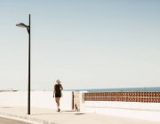 Заднього виду жінці ходьби вулиці, Менорка, Іспанія — стокове фото