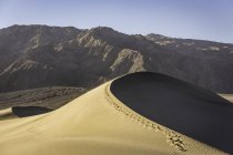 Footprints on Mesquite Flat Sand Dunes in Death Valley National Park, California, USA — Stock Photo