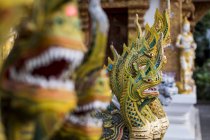 Drachenreihen im buddhistischen Tempel, Chiang Mai, Thailand — Stockfoto