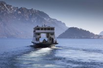 Transbordador de coches cruzando Lago de Como, Italia - foto de stock