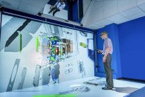 Инженер просматривает составные части машины в 3D в пакете виртуальной реальности — стоковое фото