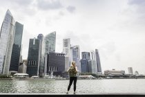Rückansicht einer Touristin mit Singapore-Skyline, Marina Bay — Stockfoto