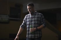 Усміхнений чоловік тримає пиво — стокове фото